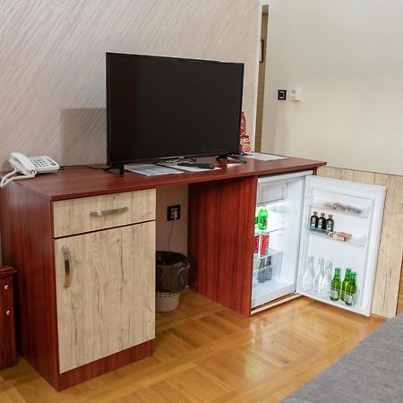 Hotel Kutko Панчево Экстерьер фото